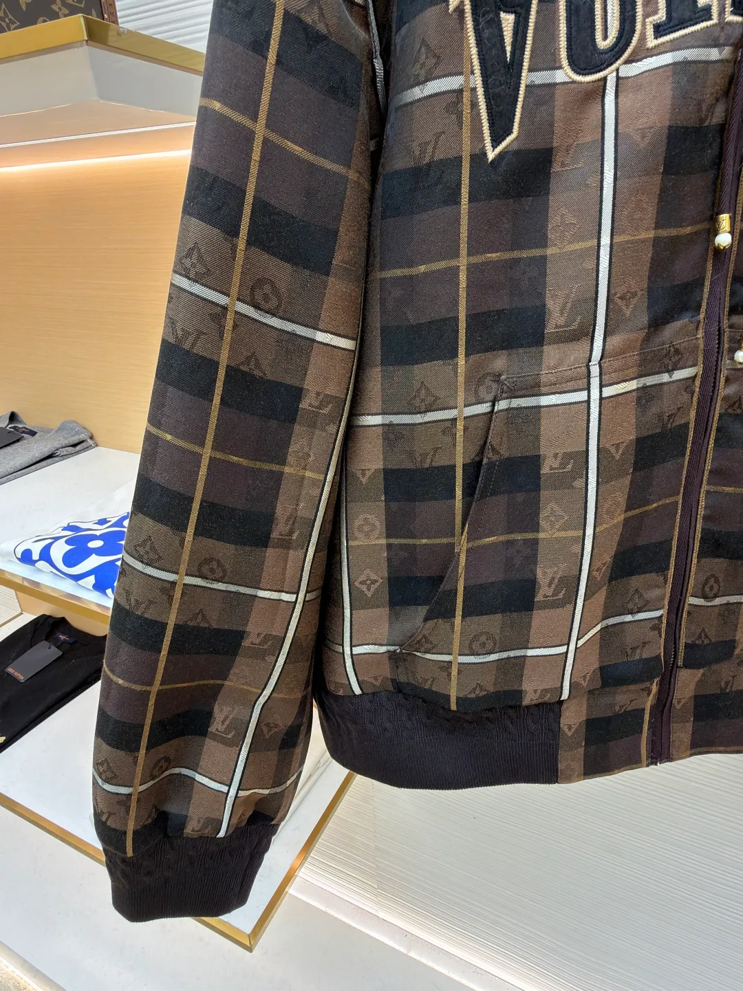 LOUIS VUITTON plaid hooded logo loose jacket ●Original version: Purchased and developed for 27300 ●Item number: 1682148-B70 ●Material: cotton mercerized fabric ●Technology: jacquard production ●Color: brown ●Version: fitted version ●Weight: about 890 grams ●Size: 48-50-52-54 ●Description: This zipper hoodie is made of sheep wool blended to lay out the seasonal Monogram Checked jacquard makes it a great choice for layering across seasons. A Vuitton felt patch sits at the chest, and the dressy hood has beaded drawstring tips. Available in matching trousers. Regular fit 83% sheep wool, 17% polyester Lining: 100% viscose Logo jacquard Felt logo patch on front, ribbed cuffs and hem Logo-lined zip closure Kangaroo pocket, drawstring hood with beaded drawstring ends. The overall wiring is straight and delicate, the fabric is comfortable and soft, and the color is consistent without color difference. It can be matched with the same style to create a fashionable look and control various occasions. Customized accessories, complete with three standards, same style for men and women!